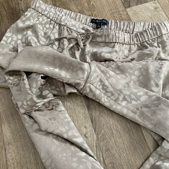 Banana Republic wide leg satin pull on pants in leopard print fresh taupe - Picture 10 of 11